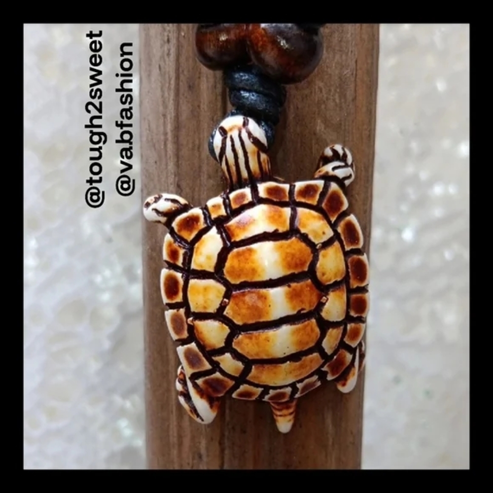 ARTISAN BOHO CARVED RESIN TURTLE ADJUSTABLE PENDANT NECKLACE/GIFT BOXED (E)